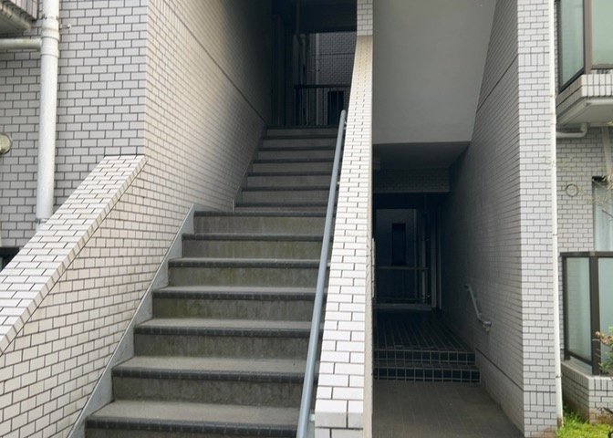 共有部分は、住民なら誰もが使える設備のこと。例えば駐車場やエレベーター、インターネット設備、セキュリティ設備などがあります。他にも、マンションの廊下・外部階段やエントランス・ゴミ置き場などがあります。