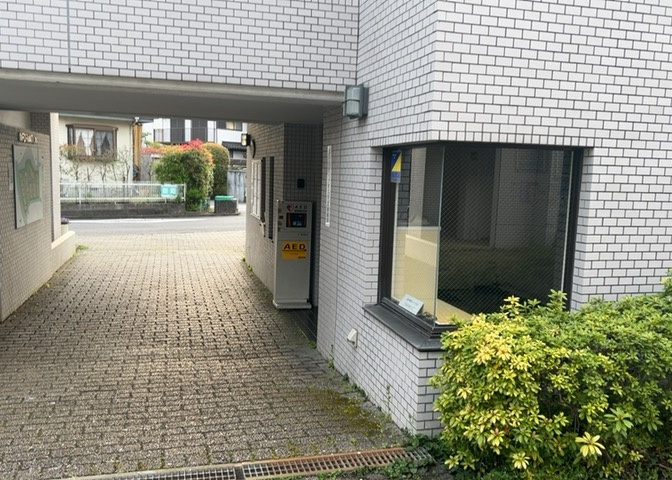 受付はマンションコンシェルジュがいる場合もあれば、管理人が滞在する小部屋を総称して呼ぶことがあります。主にエントランスに設置されていることから、防犯面でも期待ができます。防犯設備がない場合はより安心！