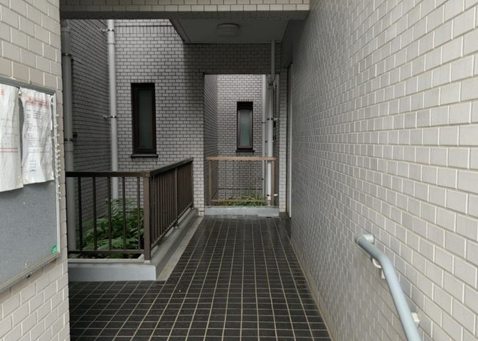 ラウンジは、マンションの共用スペースに椅子やテーブルなどを配置した利用者が寛げる空間です。屋内型ラウンジと屋外型ラウンジがあります。共用部分の管理状況と合わせて、詳細については現地でご確認ください。