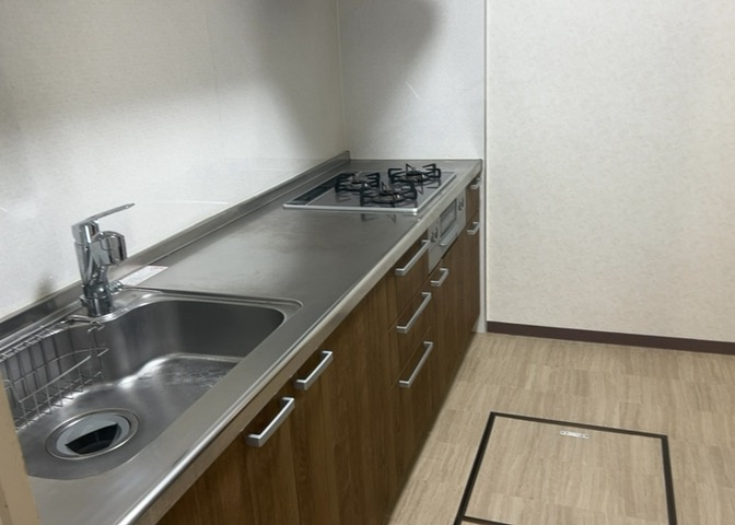 ダイニングは、食事や家族の団らんスペースとしてだけではなく、ほかの用途としても使用することができます。ダイニングテーブルを置き、食事のためのスペースを作ることでリビングとの差別化を図ることができます。