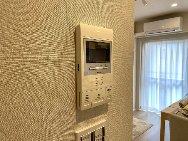 室内から訪問者の顔をしっかり確認できるTVモニター付きインターホンです。突然の来客時でも落ち着いて対応ができ、お子様のお留守番時や一人暮らしでも安心感を持って生活していただけます。