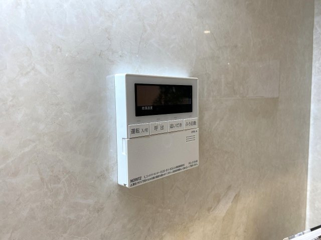 生活時間の異なるご家族でも、いつでも温かいお風呂に入ることができる便利な追い焚き機能を搭載。ボタン一つで好みの温度に設定でき、快適なバスタイムをサポートします。経済的で大変魅力的な設備です。