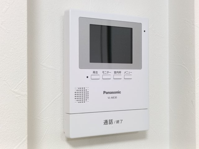 【モニター付きインターホン】　モニター付きインターホンで来訪者の顔を事前に確認できるので、防犯面でも安心感があります。