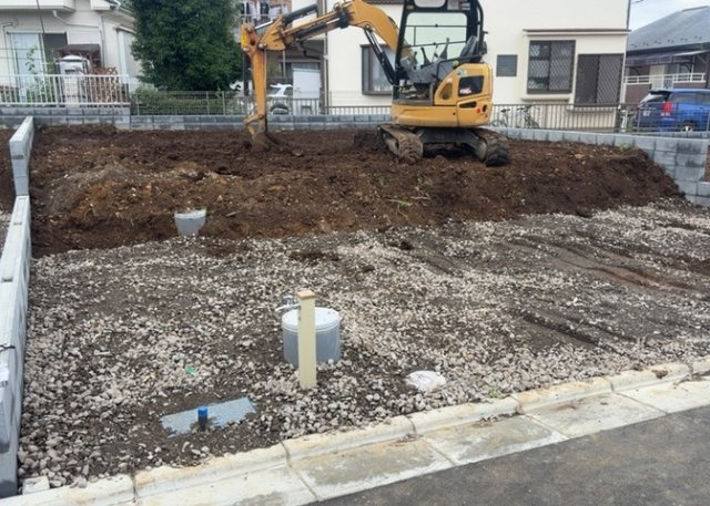 土地の形が極端に長細かったり、狭小地、あるいは道路との高低差がある傾斜地だった場合、後々売ろうとしても買い手がつかない場合もあります。後々、売却することになった時に価値の下がらない土地を選びましょう。