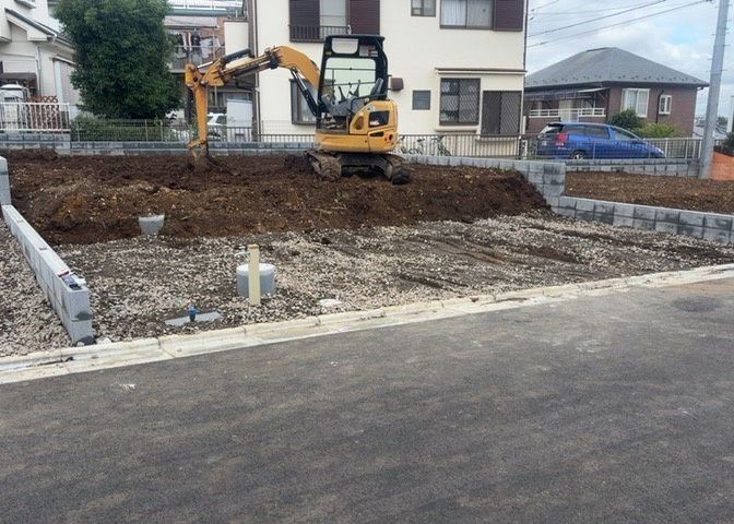 家を建てる場合、方位は要チェックです。現実的に日当たりのよい家ならばリビングは南側、建築基準法でも北側に当たる家への配慮は求められています。土地を見学に行く際は、方位磁針を持って行くようにしましょう。