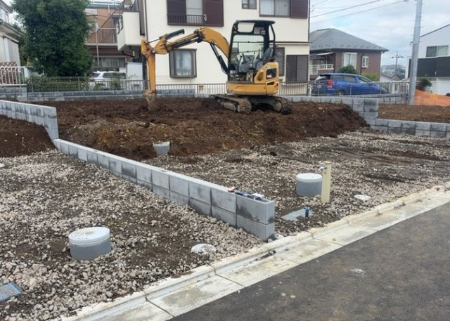 土地を買う際、住む地域の自治体や福祉の補助制度にも注目してみましょう。子供や老人の医療補助やゴミ出しのルールなど、自治体によってルールに大きな違いがあるため、暮らしやすい土地で判断するとよいでしょう。