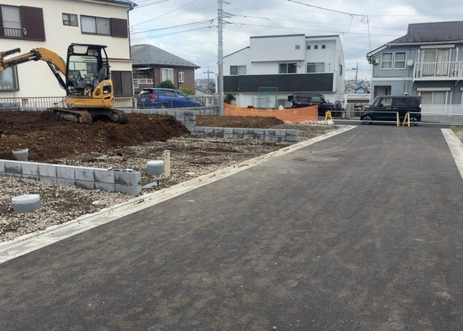 土地の前の道路に消火栓が設置されていることがあります。この場合、道路交通法第45条第1項により、駐車禁止の場所が指定されています。そのため、車庫などの駐車スペースをつくることができない場合があります。