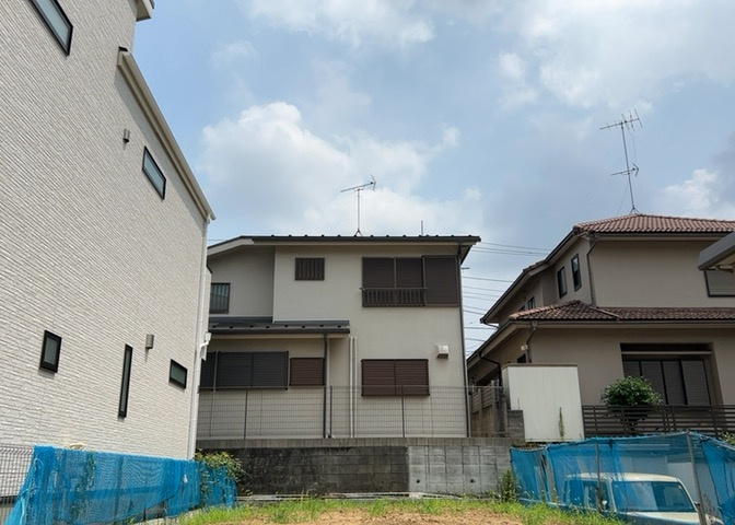バルコニーは、室外の専用スペースのうち、「屋根がなく開放された空間」であるものを指します。ベランダより広いタイプのものが多く、日当たりもよいため家庭菜園などを楽しみたい人にとって適した環境となります。