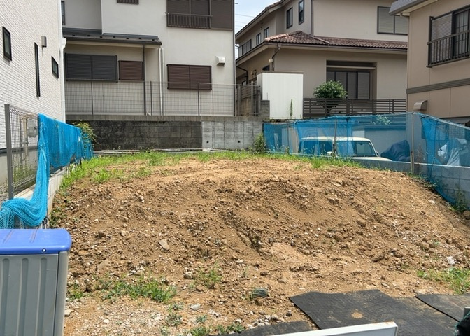 ベタ基礎とは、柱の位置に関係なく全体に基礎がある事を指し、面積が大きい分建物の重さを全体に分散できます。また、地面からの湿気や害虫を遮断でき、木造住宅で心配されるシロアリ被害を防ぐ効果も期待できます。