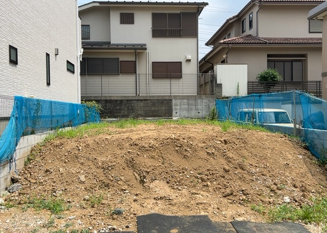 基礎パッキング工法とは、床下の換気確保のため基礎と土台の間に緩衝材を挟み込む工法です。土台の下に数十センチの間隔で設置されるため、全体的な隙間が生まれます。床下換気口に比べて高い通気性が確保されます。