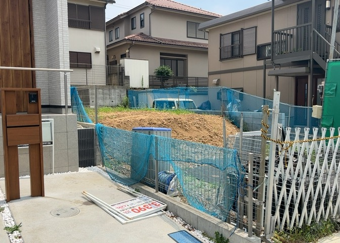 現地に行くなら、物件の周囲の地形がどうなっているかを見ることも大切です。周辺より低くなっている土地では、大雨などで水が集まりやすいため、地盤が弱くなっているということも考えられるため、注意が必要です。