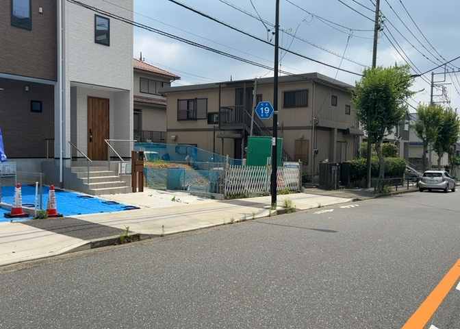 道幅が狭い場所は比較的土地の値段が低いことが多く、また交通量が少ないため騒音が少なく静かな環境で過ごせます。また、小さいお子様がいるご家庭も安心です。一方で車の駐車が難しいというデメリットもあります。