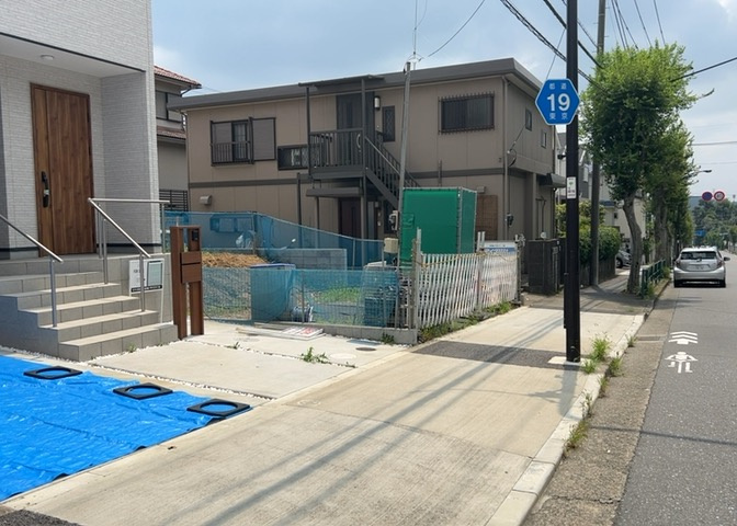 道幅が広い場所は日当たりや風通が良好です。幅が広いのですれ違いも可能ですし大きな車でも駐車可能！一方で、大型車が通ることも多くなるため交通量の増加により騒音に繋がります。また土地の値段が高くなります。