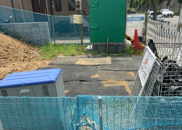 庭のある家に住むことのメリットとして、子どもたちの遊び場を確保できること、ガーデニングや家庭菜園を楽しめること、明るさを確保できることがあります。また、配置を工夫することでプライバシーが確保できます。