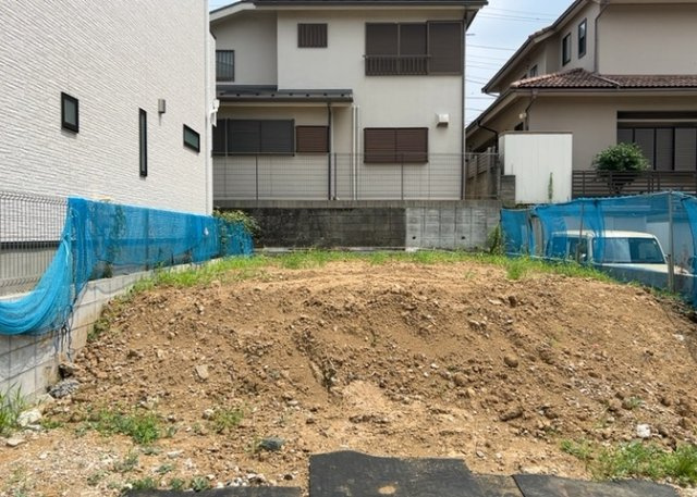 玄関は、狭すぎると複数人で使いにくく、広すぎても無駄な空間になりがちです。最低2畳を目安にして、家の広さとの兼ね合いや家族の人数を考慮して決めるとよいでしょう。現地を見学して快適な玄関を選びましょう！