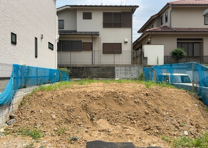 玄関ポーチにおいて最も重視すべきと言っても良いのが広さです。適切な広さの玄関ポーチでないと外見的なバランスは崩れてしまいますし、何より使いにくくなってしまいますので、現地で実際に下見をしてみましょう！