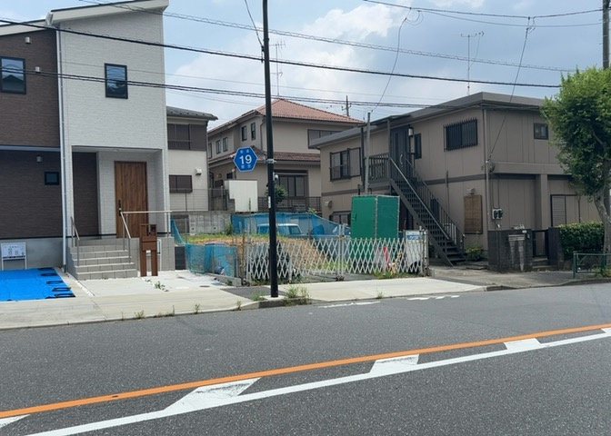 住宅用の土地では前面道路に2m以上接していなければならないと法律で定められています。しかし、お持ちの車のサイズやライフスタイルなどにより、2mでは利便が悪い場合もございますので、事前に確認しましょう。