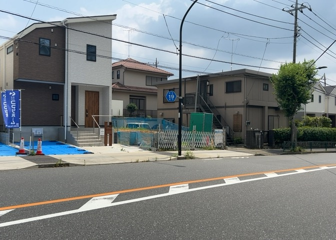 お持ちの車種によっては前面道路が広い方が便利でしょう。しかし、前面道路が広ければその分交通量が多くなるため、騒音などが気になる場合があります。実際に現地を見学し、周辺交通量や騒音などを確認しましょう！