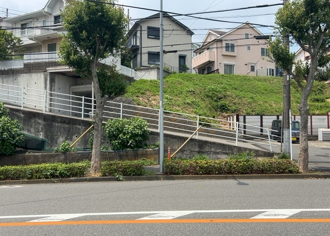 眺望を気にして物件を探す場合、前面に建物が建っていないか現地で確認しましょう！前面に建物があると景色はもちろん、日当たりや風通しにも影響が出てきます。住んだ時のことを想像しながら現地見学をしましょう。