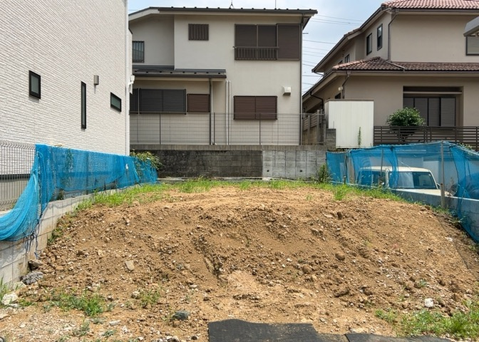 玄関は家の顔でもあり、家族以外の目にも止まる場所です。玄関は外との間を仕切る扉、靴などをしまっておく収納スペース、靴脱ぎのたたきスペース、来客とのやり取りをするドアホンなど複数のアイテムからなります。