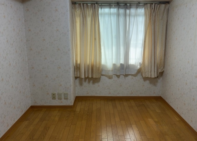 洋室のメリットは重い家具が置きやすく、身の回りが整理しやすいことです。　床がフローリングのため畳とは異なり凹みにくいです。　クローゼットなど収納が豊富で、普段使わない旅行カバンや服の整頓も簡単にです。