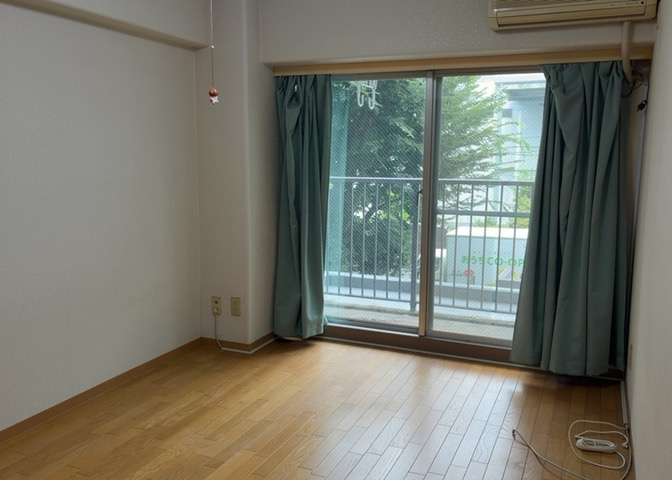 寝室でゆっくりと過ごすためにはベッド周りの適度な空間を担保することや窓の位置、照明の明るさ、寝室の広さなどを考える必要があります。自身や家族の構成とライフスタイルに併せて寝室にする部屋を選びましょう！