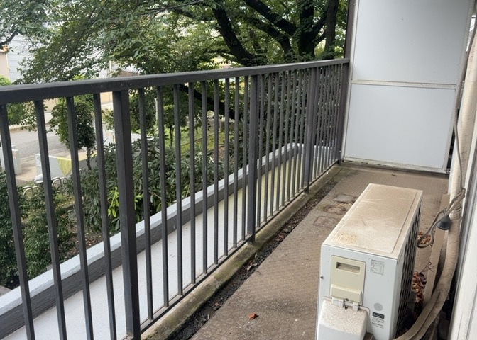 バルコニーは、室外の専用スペースのうち、「屋根がなく開放された空間」であるものを指します。ベランダより広いタイプのものが多く、日当たりもよいため家庭菜園などを楽しみたい人にとって適した環境となります。