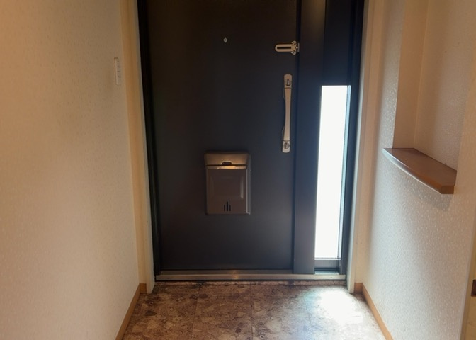 玄関は家の顔でもあり、家族以外の目にも止まる場所です。玄関は外との間を仕切る扉、靴などをしまっておく収納スペース、靴脱ぎのたたきスペース、来客とのやり取りをするドアホンなど複数のアイテムからなります。