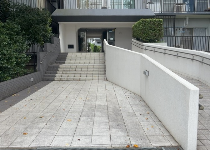 マンションのエントランスには、もともと風よけや防犯の役割がありますが、マンションによって宅配ボックスなどの設備が備わっている所もあります。日々の生活をイメージしながら生活しやすさをチェックしましょう。