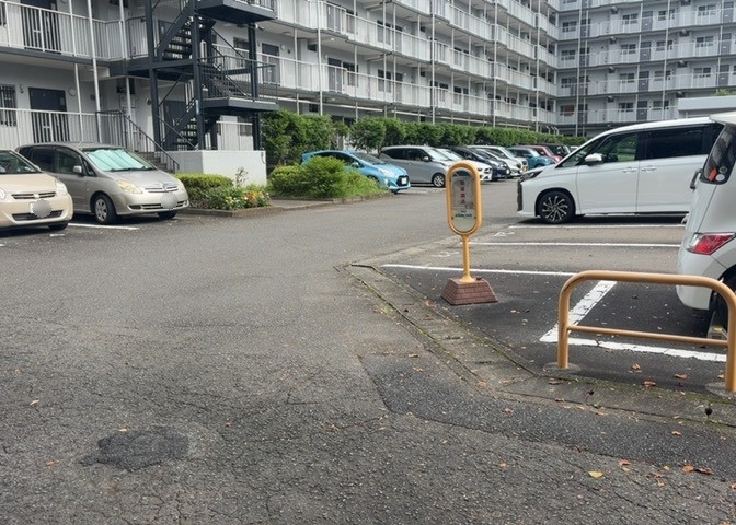 車一台あたりに必要なスペースは、標準サイズの普通自動車で横幅2m50cm、長さ5mは必要になります。ただし、乗降のことも考慮して横幅3m30cm、長さ5m50cmほどは確保できるところを選びましょう。