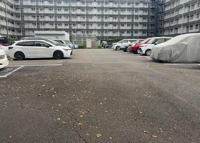 駐車場と明記されていても、最小スペースでつくられた駐車場だと大型車は駐車できなかったり、出入りしにくくなったりする可能性があります。お車のサイズと購入したい物件の駐車場のサイズを現地で確認しましょう。