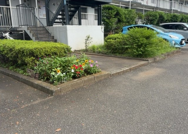 物件によっては、入居者が個人的に使用できる専用庭がついているものもあります。また、住宅の中にある土間の部分を庭と呼ぶこともあります。庭の用途は住む人によって変わり、それによってデザインもさまざまです。