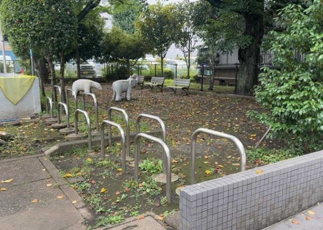 中庭（パティオ）とは、一つの建築物の内部に設けられた、壁などで囲われている庭のことを指します。コの字型、ロの字型が主流ですが、L字型の中庭もあります。最近では、インテリア性の高さからも人気があります。