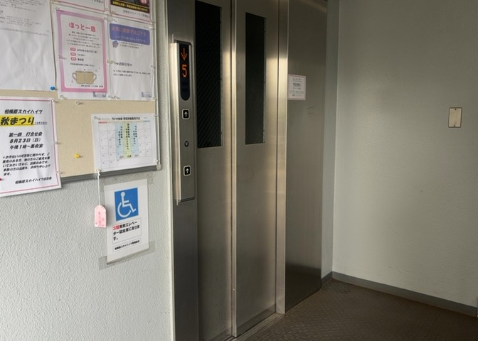 共有部分は、住民なら誰もが使える設備のこと。例えば駐車場やエレベーター、インターネット設備、セキュリティ設備などがあります。他にも、マンションの廊下・外部階段やエントランス・ゴミ置き場などがあります。
