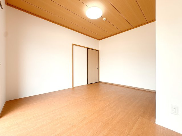 1Ｆ北側洋室の別角度になります♪