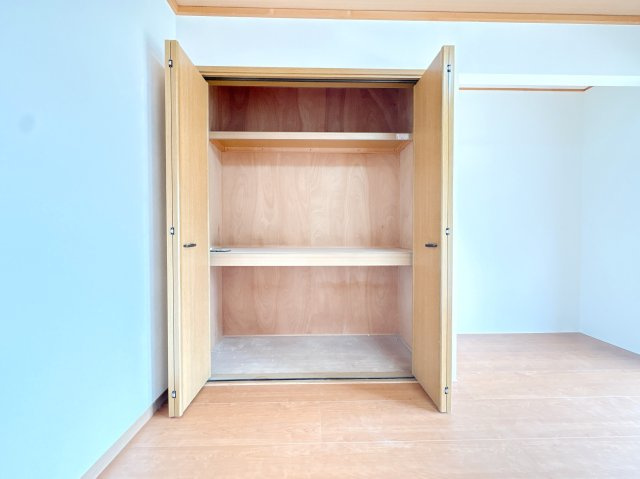 1Ｆ北側洋室の収納になります♪