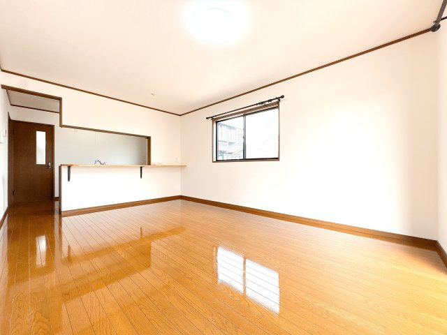 南向きの日当たりの良いリビングとなっております♪5LDKで非常に使いがっての良い間取りとなっております♪