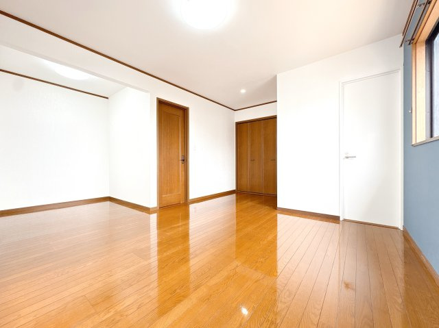 2Ｆ南東洋室になります♪奥にはシャワールームもございます♪