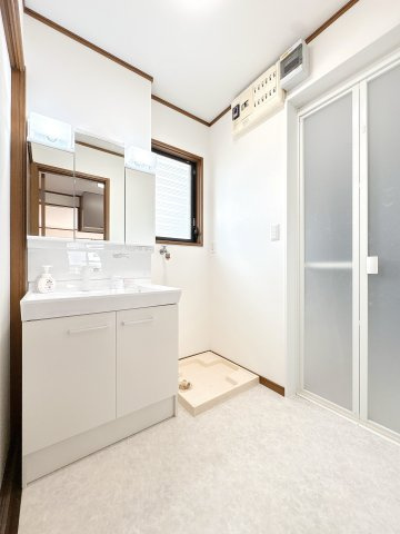 シャワーヘッド付き洗面台になります♪鏡裏には収納もございます♪