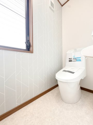 1Ｆの温水洗浄機付き便座になります♪2階にもトイレがありとても便利です♪