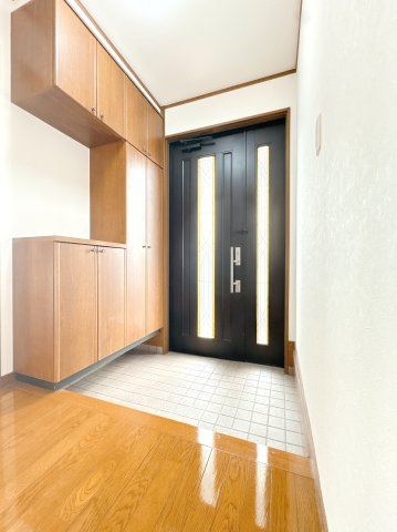 シューズボックス付きの玄関になります♪
