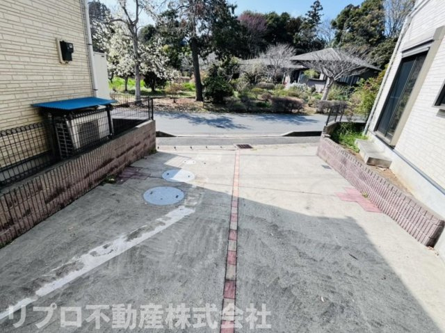 前面道路6．0ｍ公道です！駐車スペース2台分（車種による）あり♪