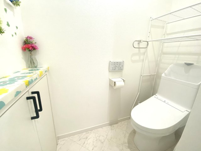 あると嬉しい収納付きのおトイレです。