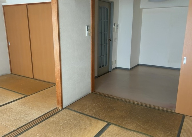 直線タイプはLとDKを一直線に並べた形で対面キッチンのタイプです。一般的なのでよく見かけるかもしれません。直線タイプに似た直接アイランドタイプは、キッチンとダイニングの間に壁がない分広く感じられます。