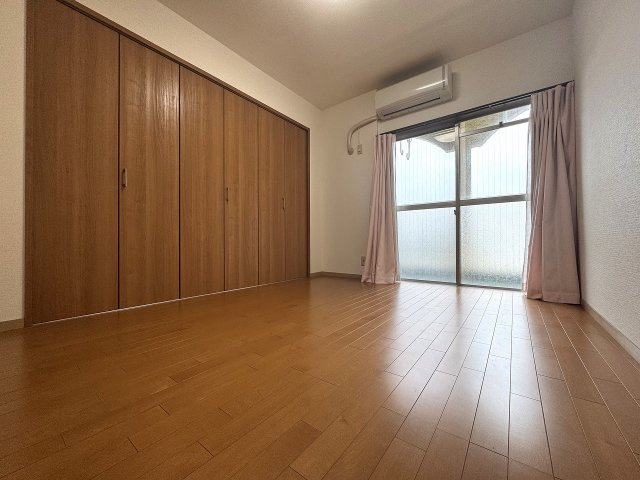 落ち着いた雰囲気のお部屋で、休日には趣味や、リラックス時間を楽しんでみるのもいいですね。