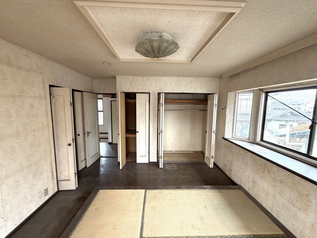 壁一面の収納と、窓から差し込む自然光が心地よい空間です。