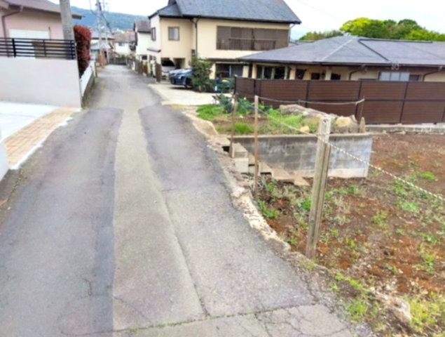 前面道路は交通量も少なく、安心感のある立地です。敷地は整形に近く、建物プランの自由度が高いのも魅力です。日当たりも確保しやすく、明るい住まいづくりが可能です。
