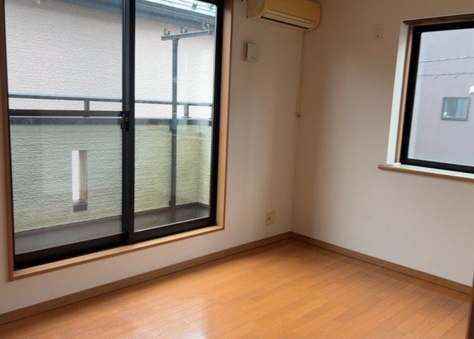 洋室のメリットは重い家具が置きやすく、身の回りが整理しやすいことです。　床がフローリングのため畳とは異なり凹みにくいです。　クローゼットなど収納が豊富で、普段使わない旅行カバンや服の整頓も簡単にです。