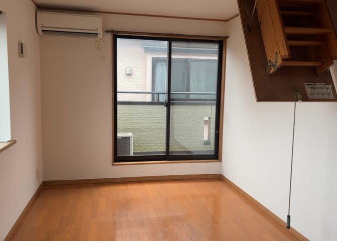 寝室でゆっくりと過ごすためにはベッド周りの適度な空間を担保することや窓の位置、照明の明るさ、寝室の広さなどを考える必要があります。自身や家族の構成とライフスタイルに併せて寝室にする部屋を選びましょう！
