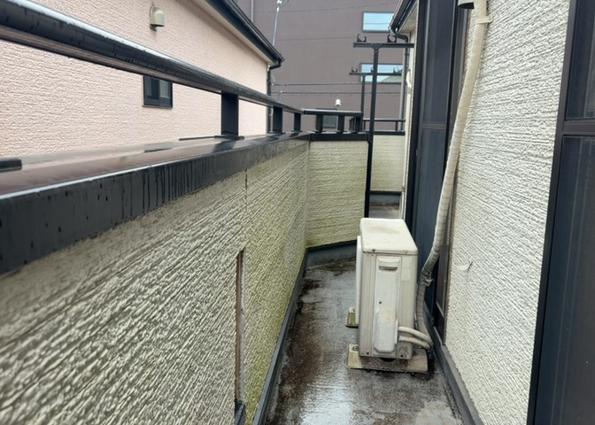 バルコニーは、室外の専用スペースのうち、「屋根がなく開放された空間」であるものを指します。ベランダより広いタイプのものが多く、日当たりもよいため家庭菜園などを楽しみたい人にとって適した環境となります。